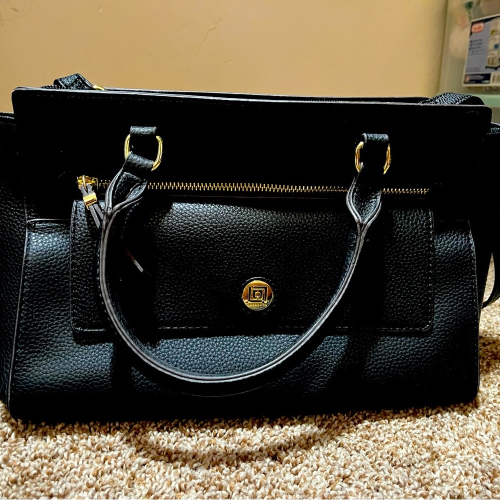 Black purse. Hardly used. Very spacious.
